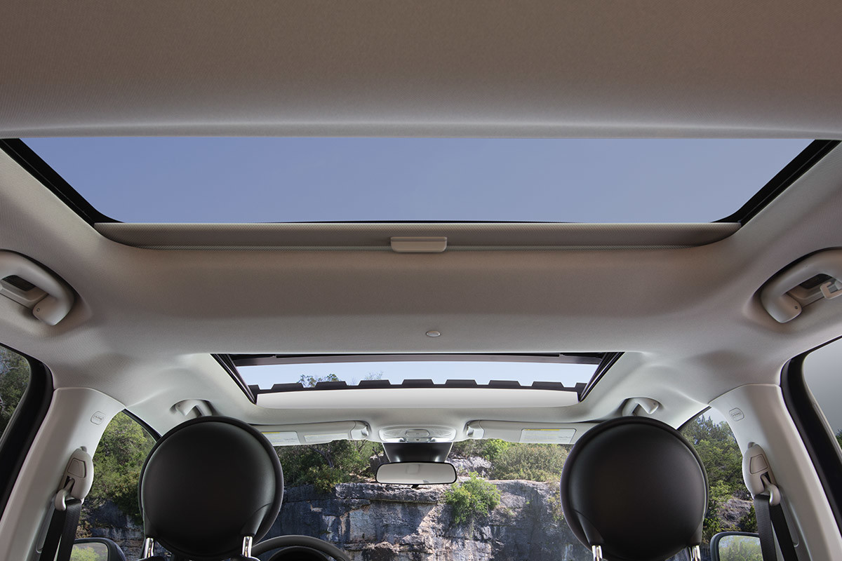 Vue d’ensemble du toit ouvrant à deux panneaux de la FIAT 500X 2020