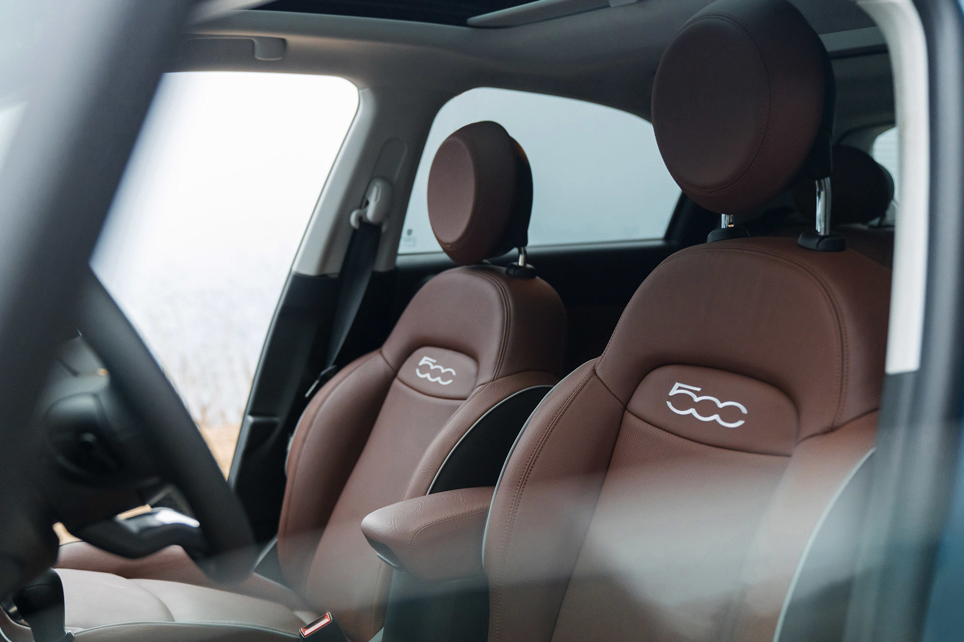 Vue latérale de la FIAT 500X 2020, montrant les sièges avant