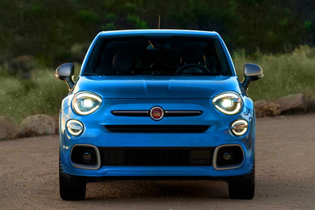 L'avant d'une FIAT 500X 2022 bleue.