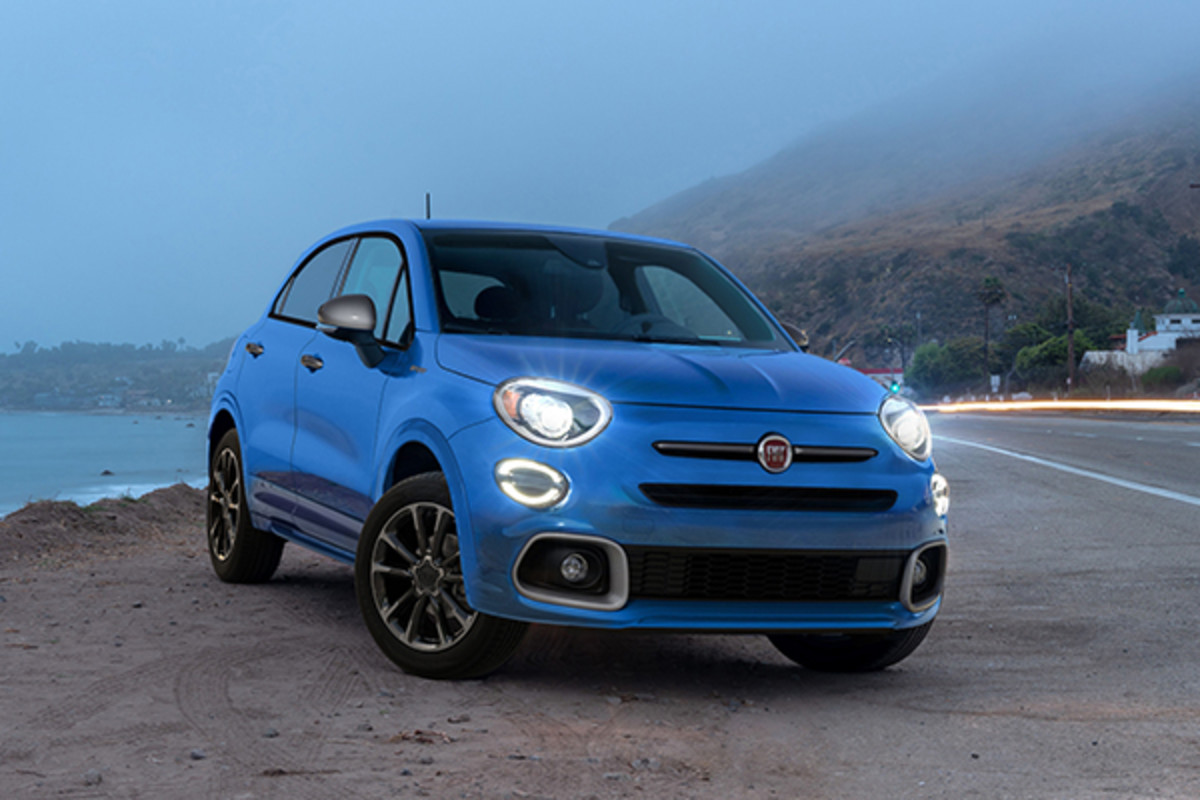 L'avant d'une FIAT 500X 2022 bleue garée au bord d'un océan.