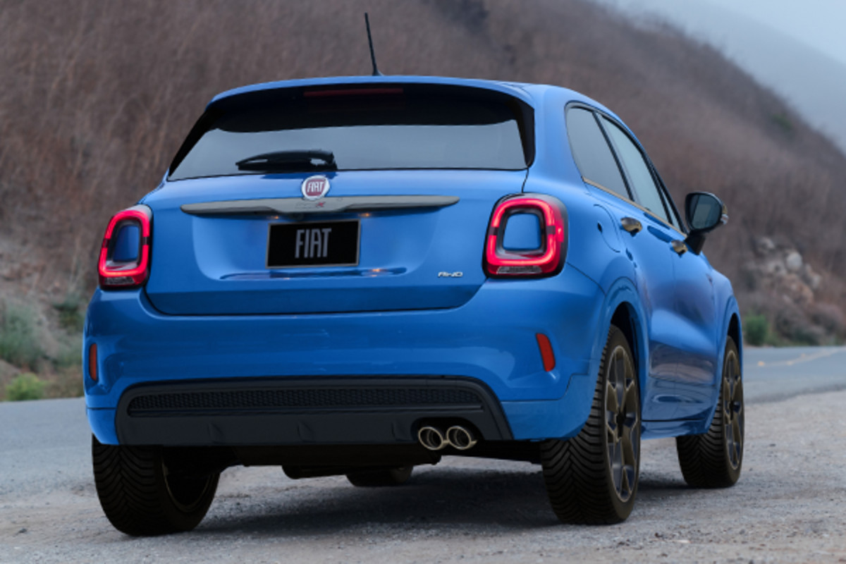 Vue avant de deux FIAT 500X 2022, une verte et une bleue, roulant l’une à côté de l’autre.