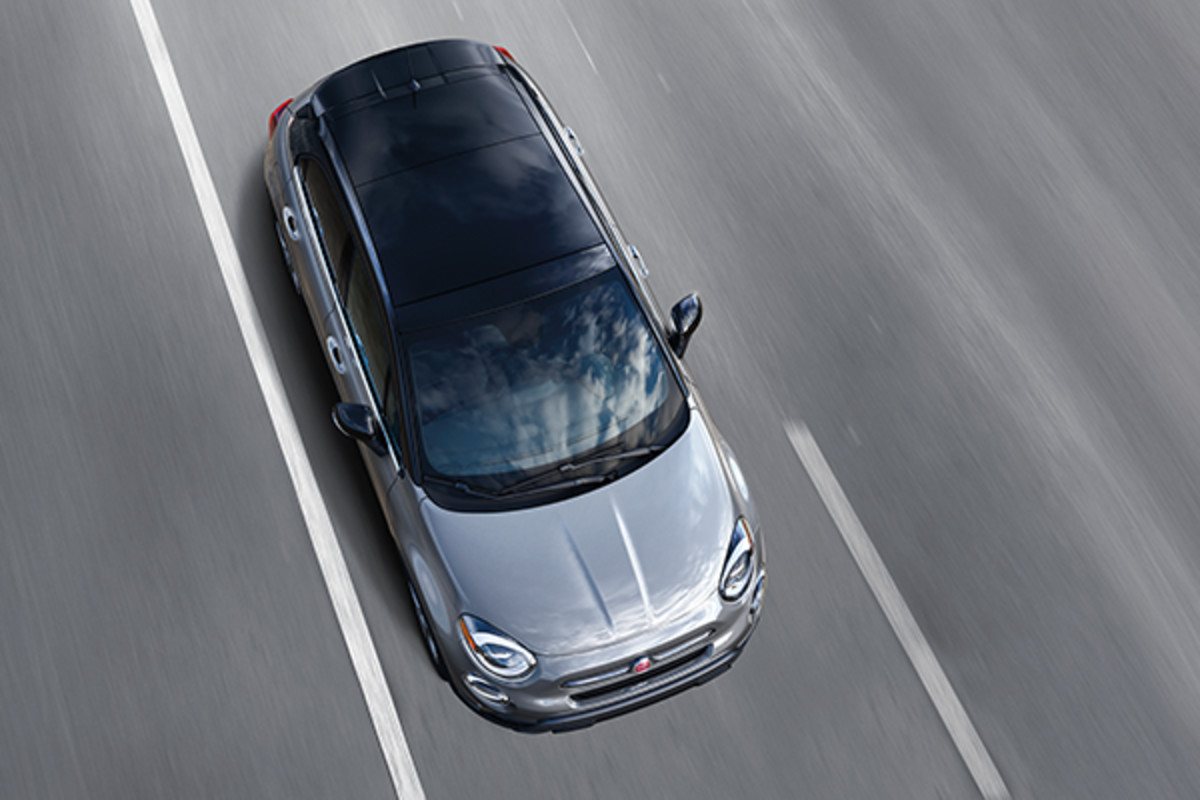 Le dessus d'une FIAT 500X 2022 grise roulant sur une route.