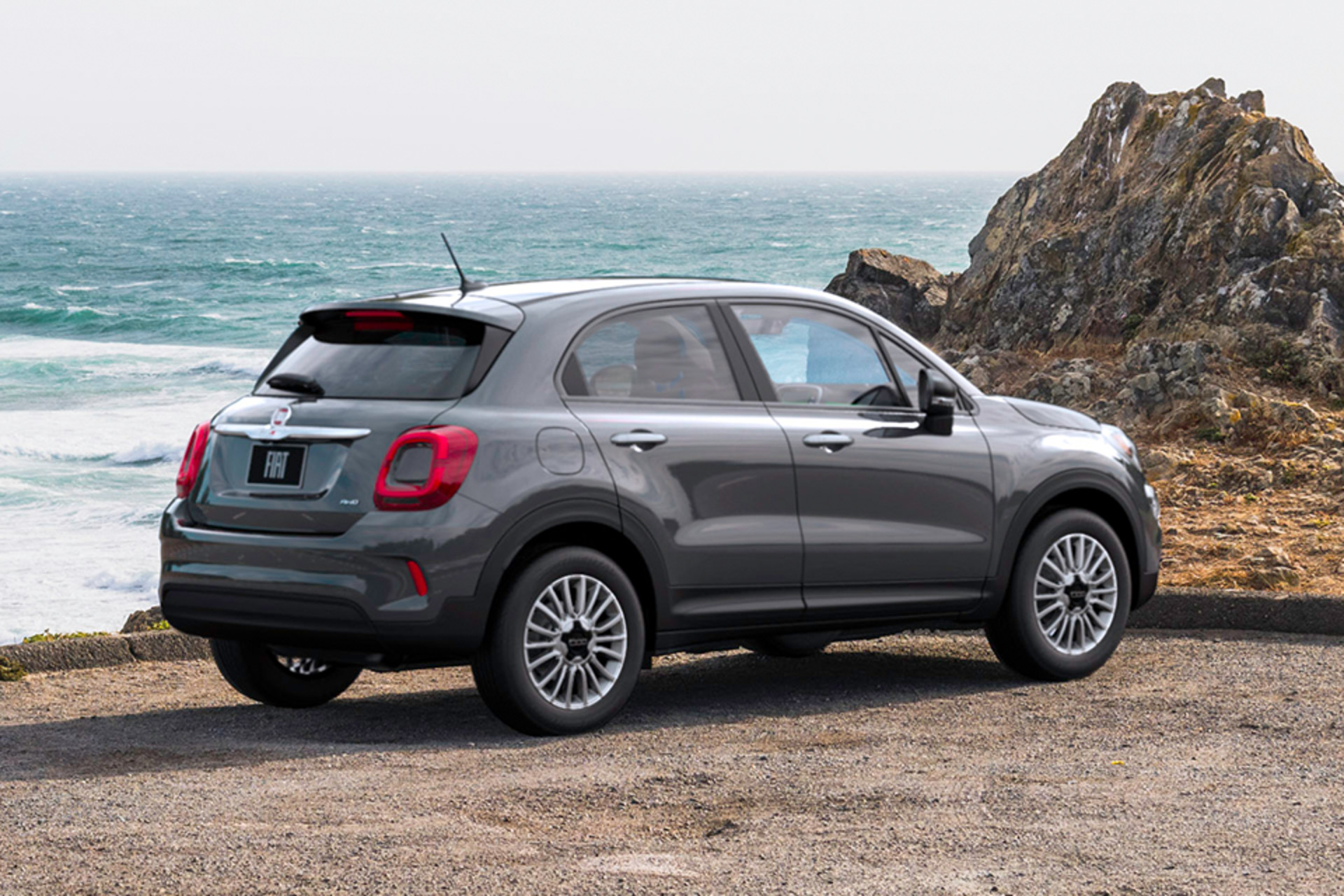 Une FIAT 500X 2022 grise garée face à l’océan.