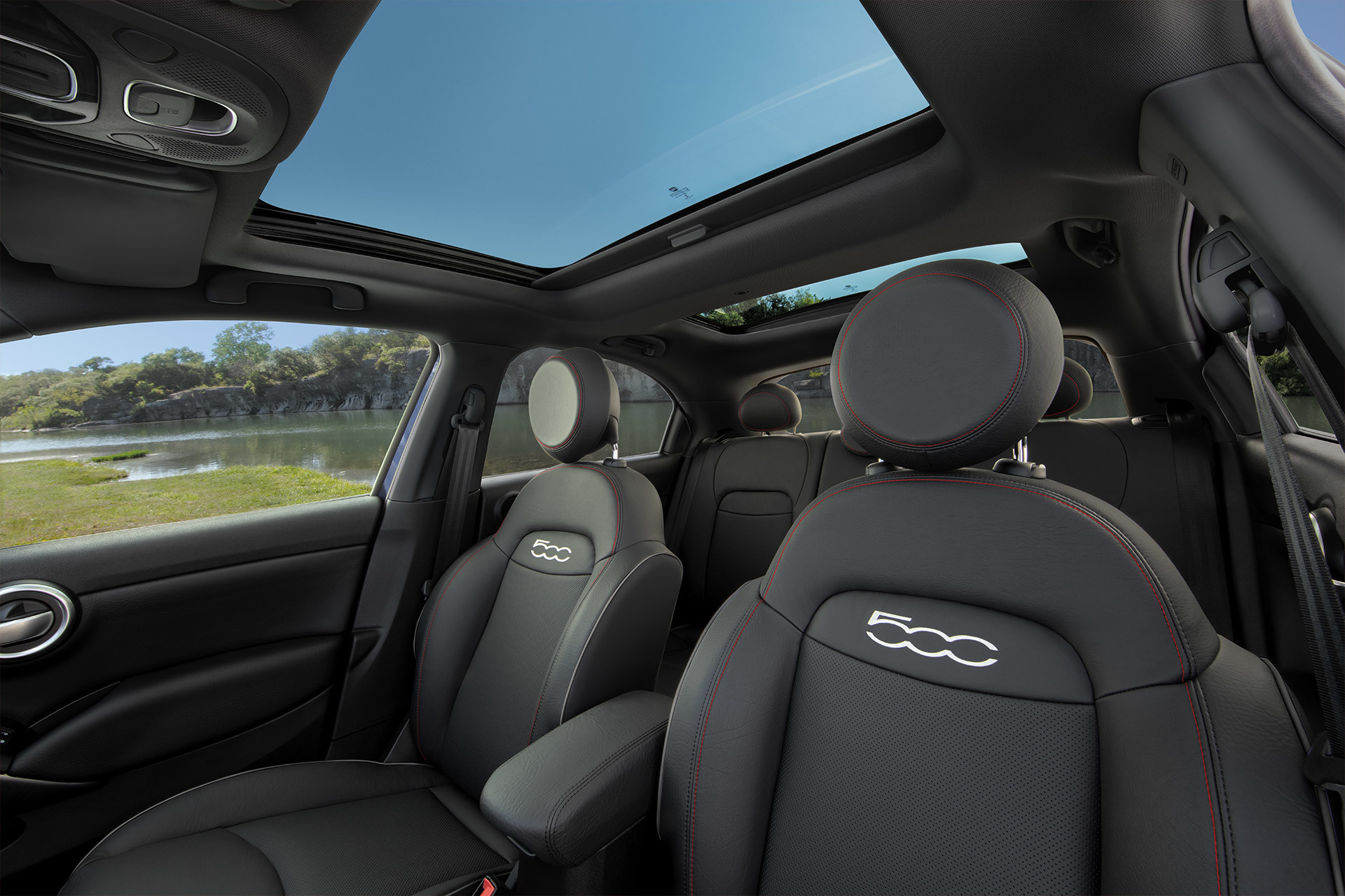 Vue intérieure centrée sur le siège passager avant de la FIAT 500X 2022.
