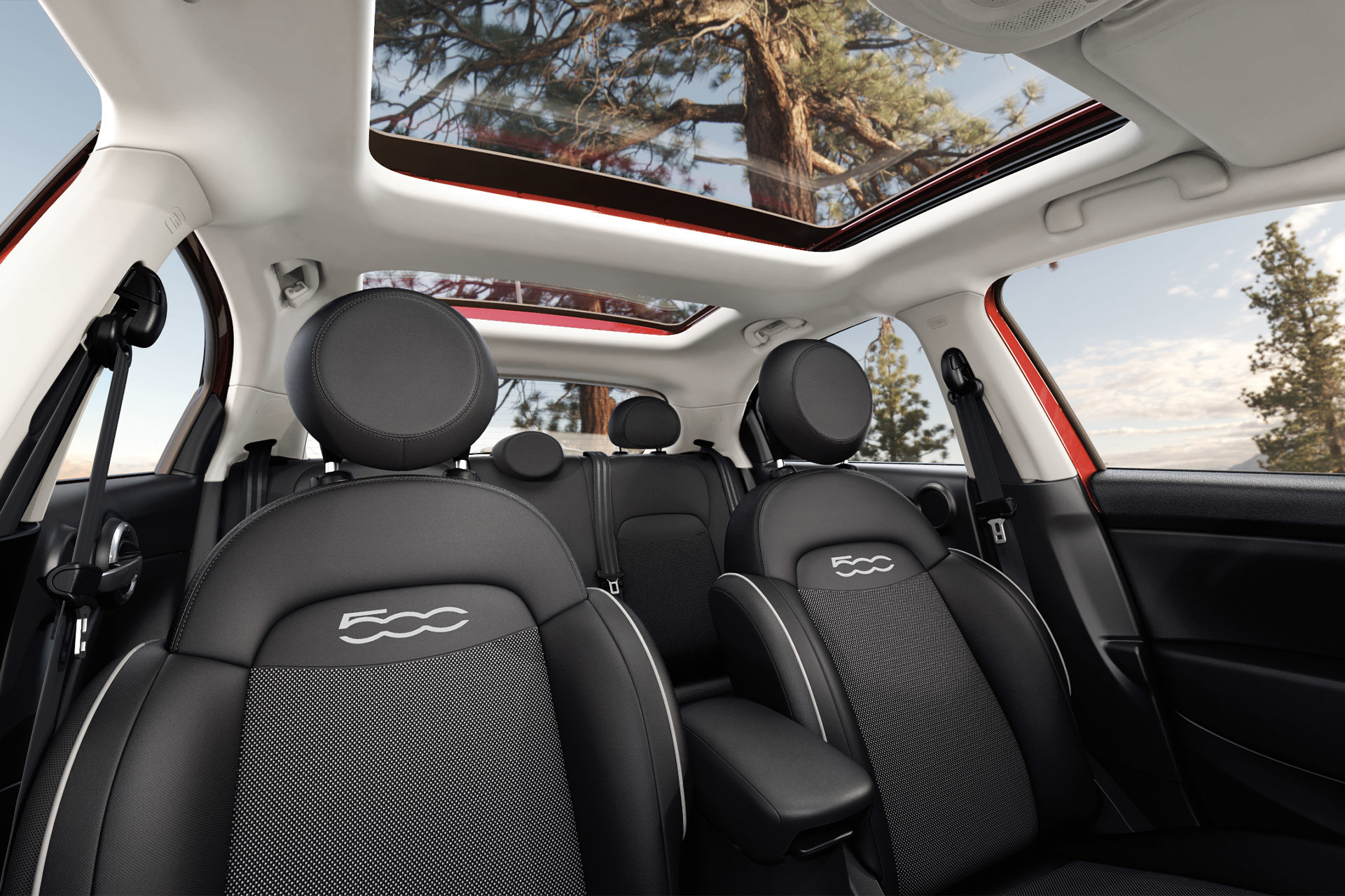 L’habitacle d’une FIAT 500X 2022, mettant en évidence le côté avant.