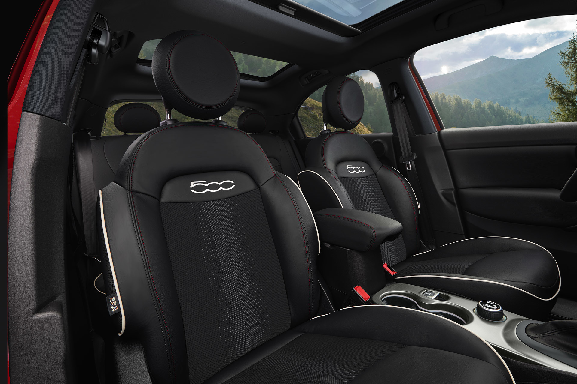 Vue intérieure des sièges avant et arrière d’une FIAT 500X 2022.