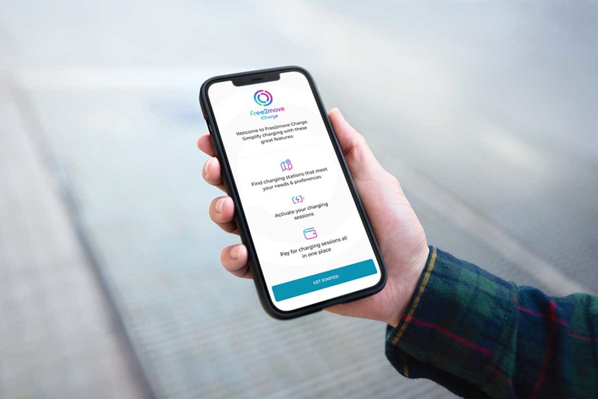 A person holding his phone and free2move charge app is open.