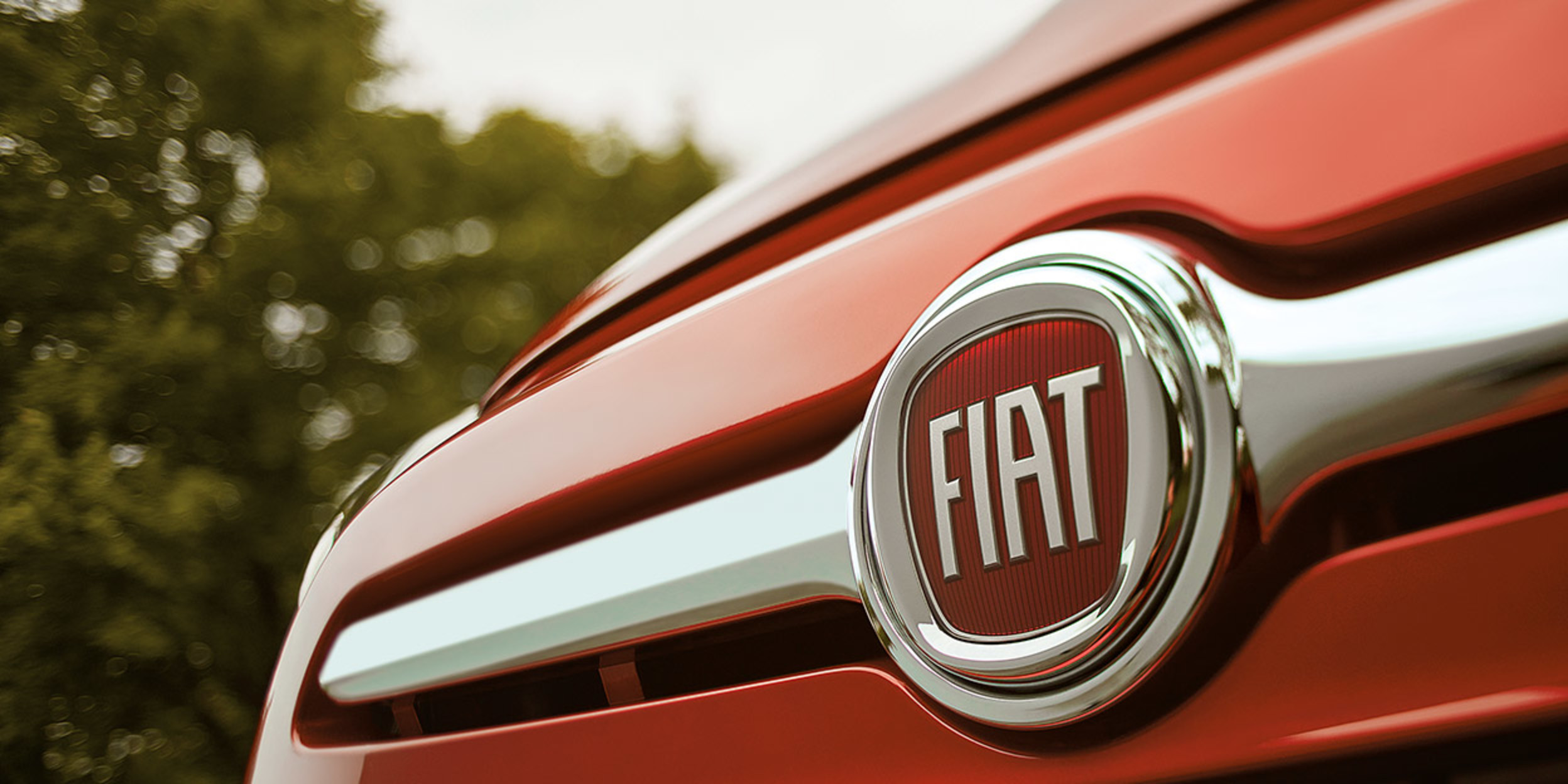 Gros plan du logo FIAT sur une voiture rouge