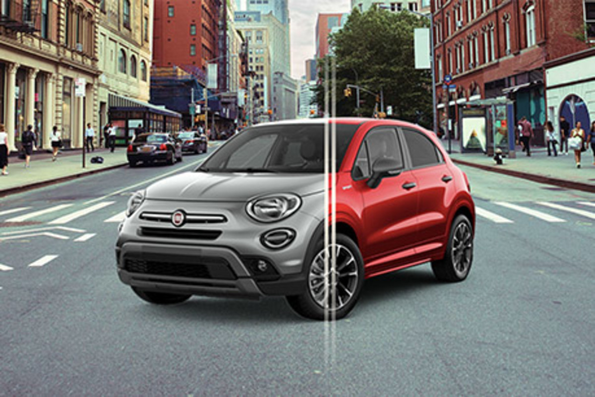 Une FIAT 500X garée sur une route de la ville.
