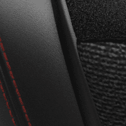 Sièges Recaro à dessus en cuir avec empiècements en Alcantara<sup>MD</sup> – noirs et passepoils rouges