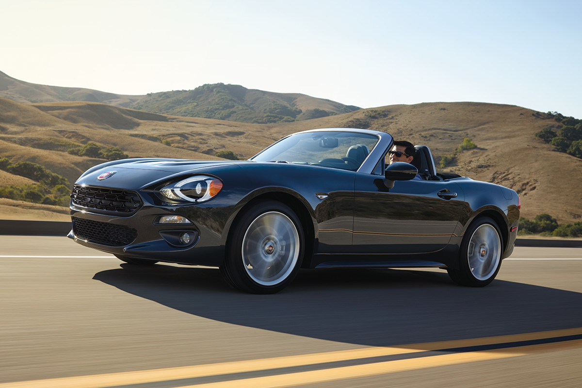 FIAT 124 Spider Roadster 2018 – tenue de route dynamique grâce aux deux bras triangulés et à la suspension arrière multibras