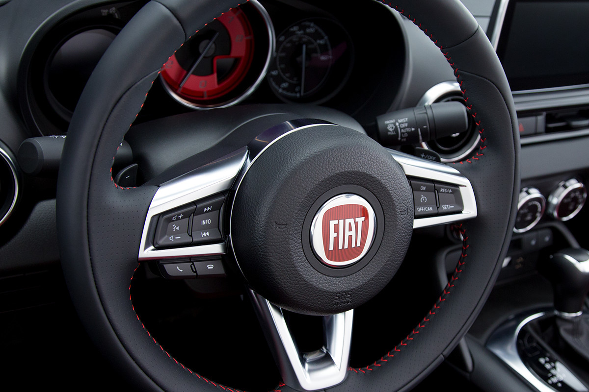 FIAT 124 Spider Roadster 2018 – volant gainé de cuir