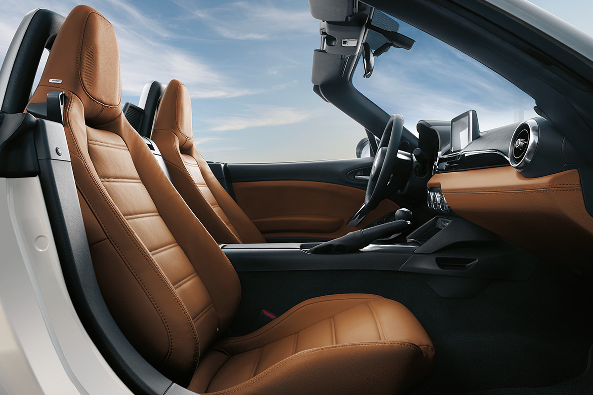 FIAT 124 Spider Roadster 2018 – design du cockpit axé sur la performance