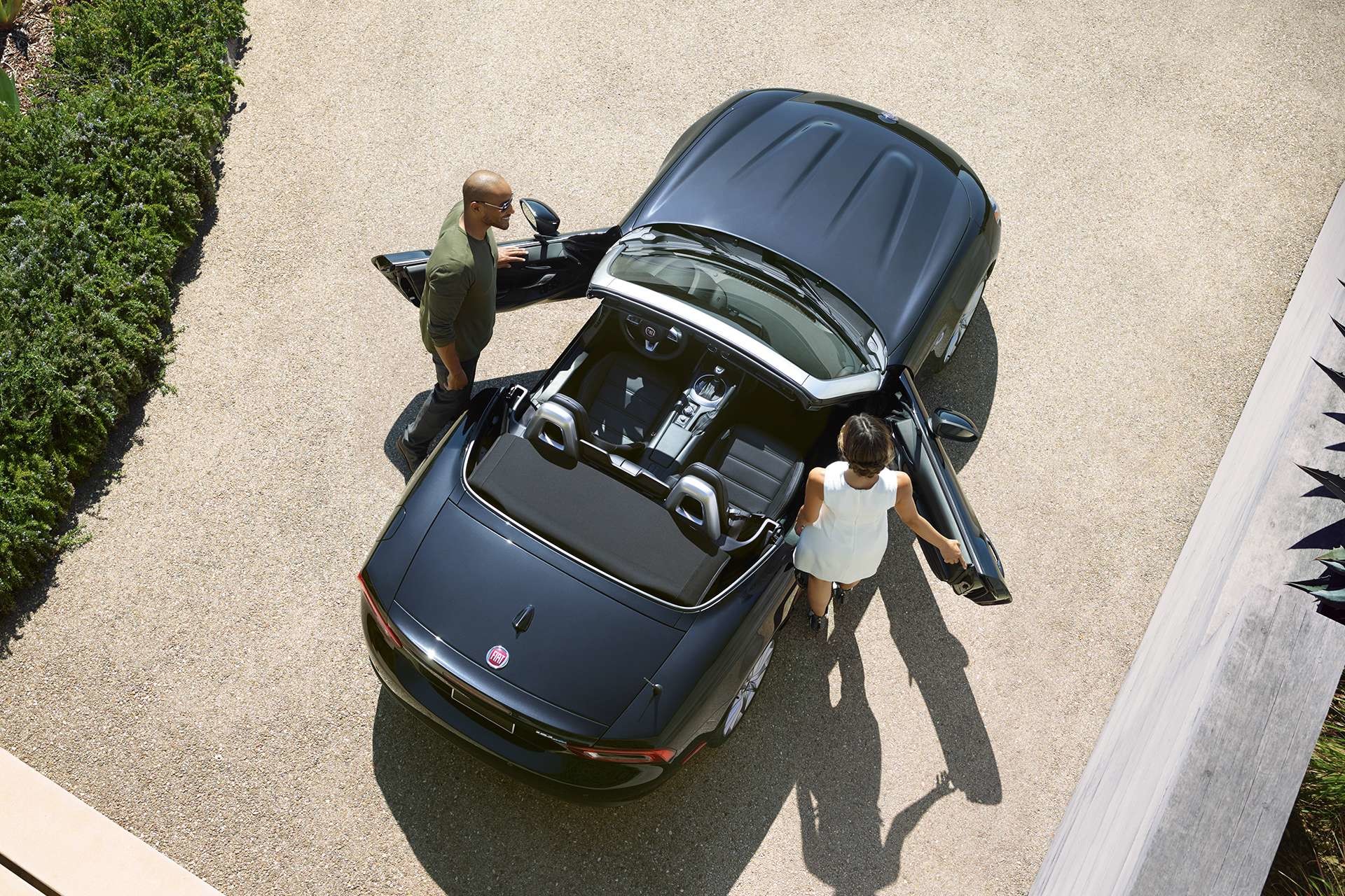 FIAT 124 Spider Roadster 2018 – galerie de l’extérieur : toit ouvert, illustrée en noir