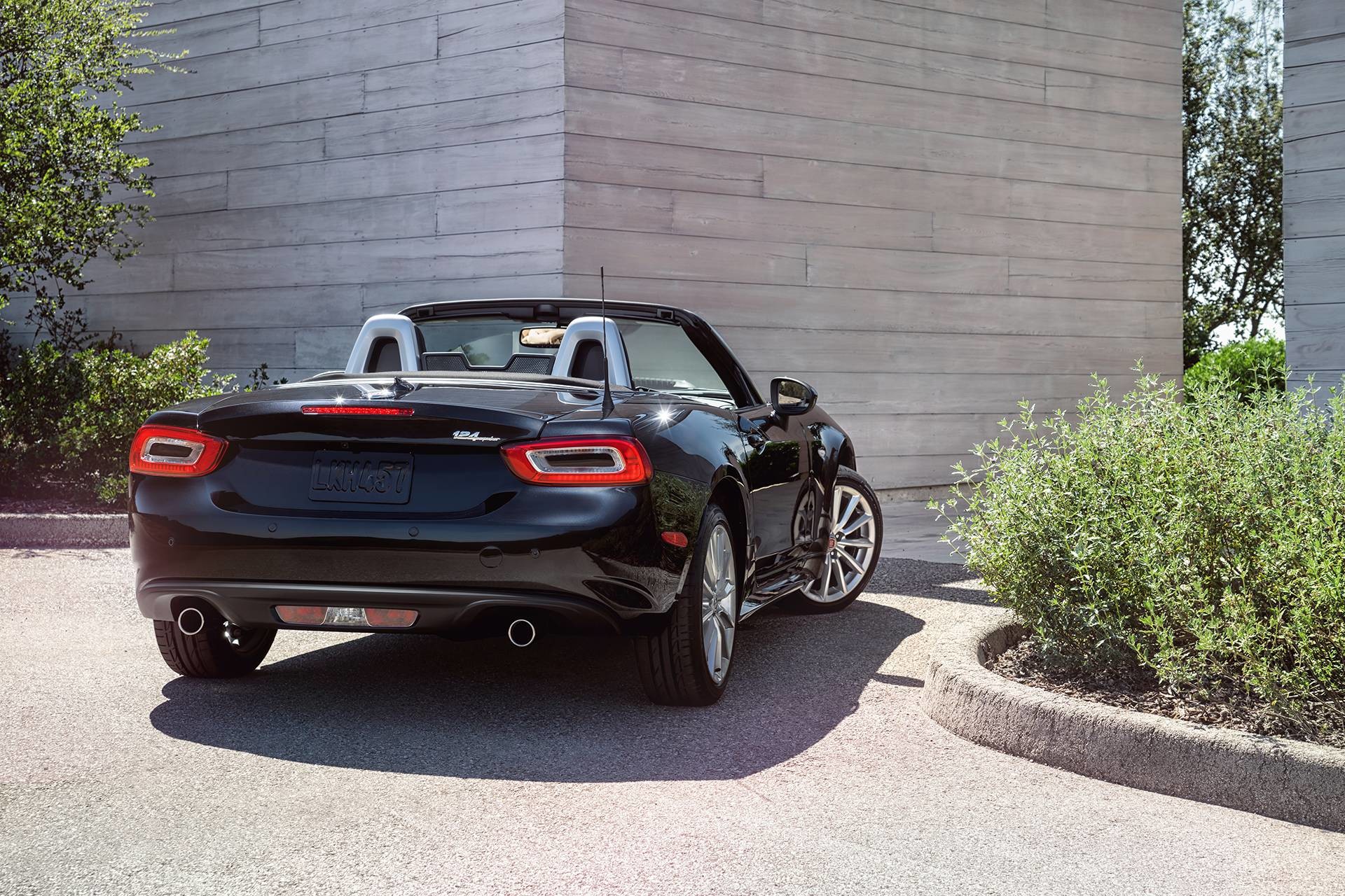 FIAT 124 Spider Roadster 2018 – galerie de l’extérieur : vue arrière, stationnée, illustrée en noir