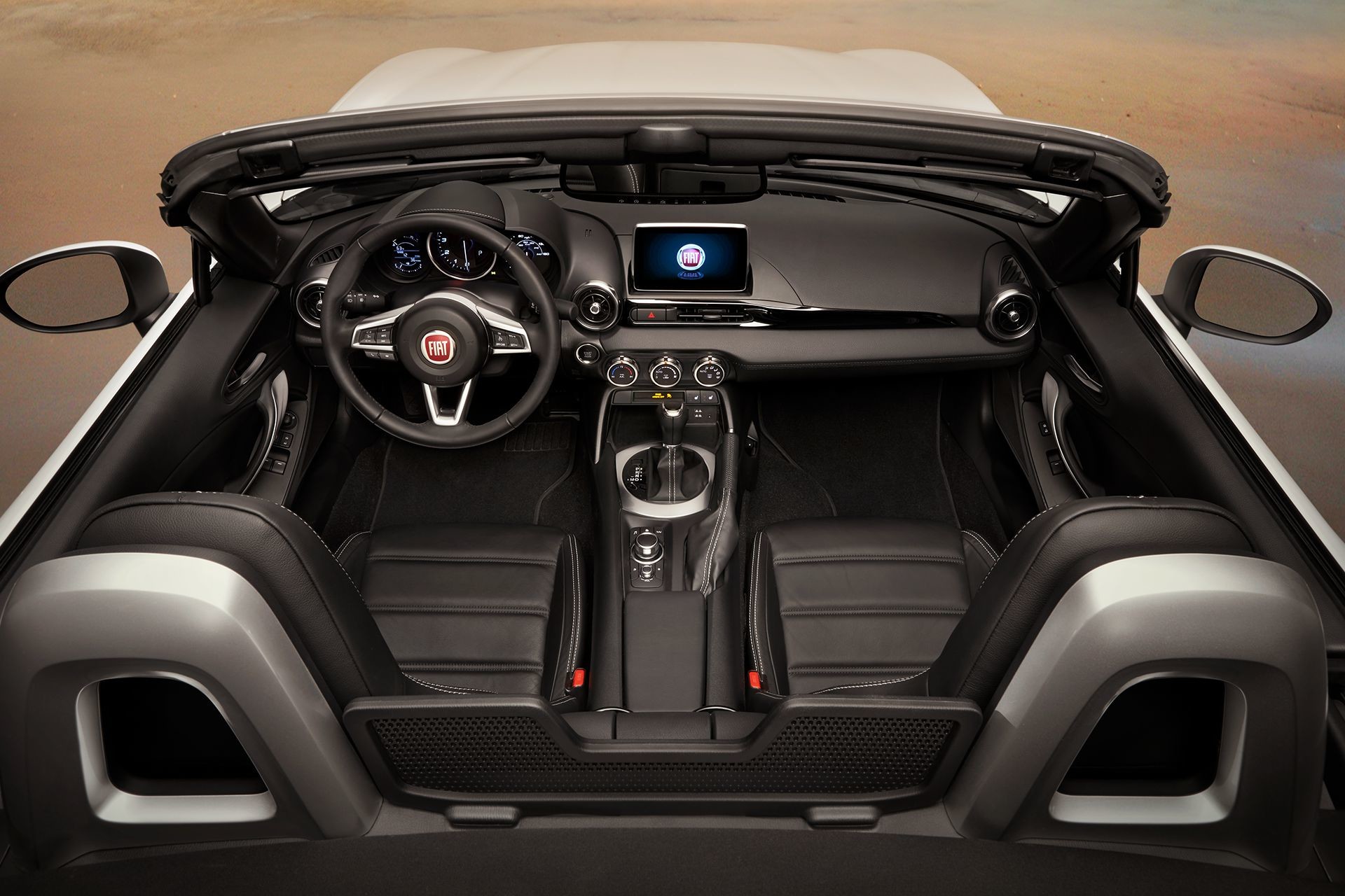 FIAT 124 Spider Roadster 2018 – habitacle élégant