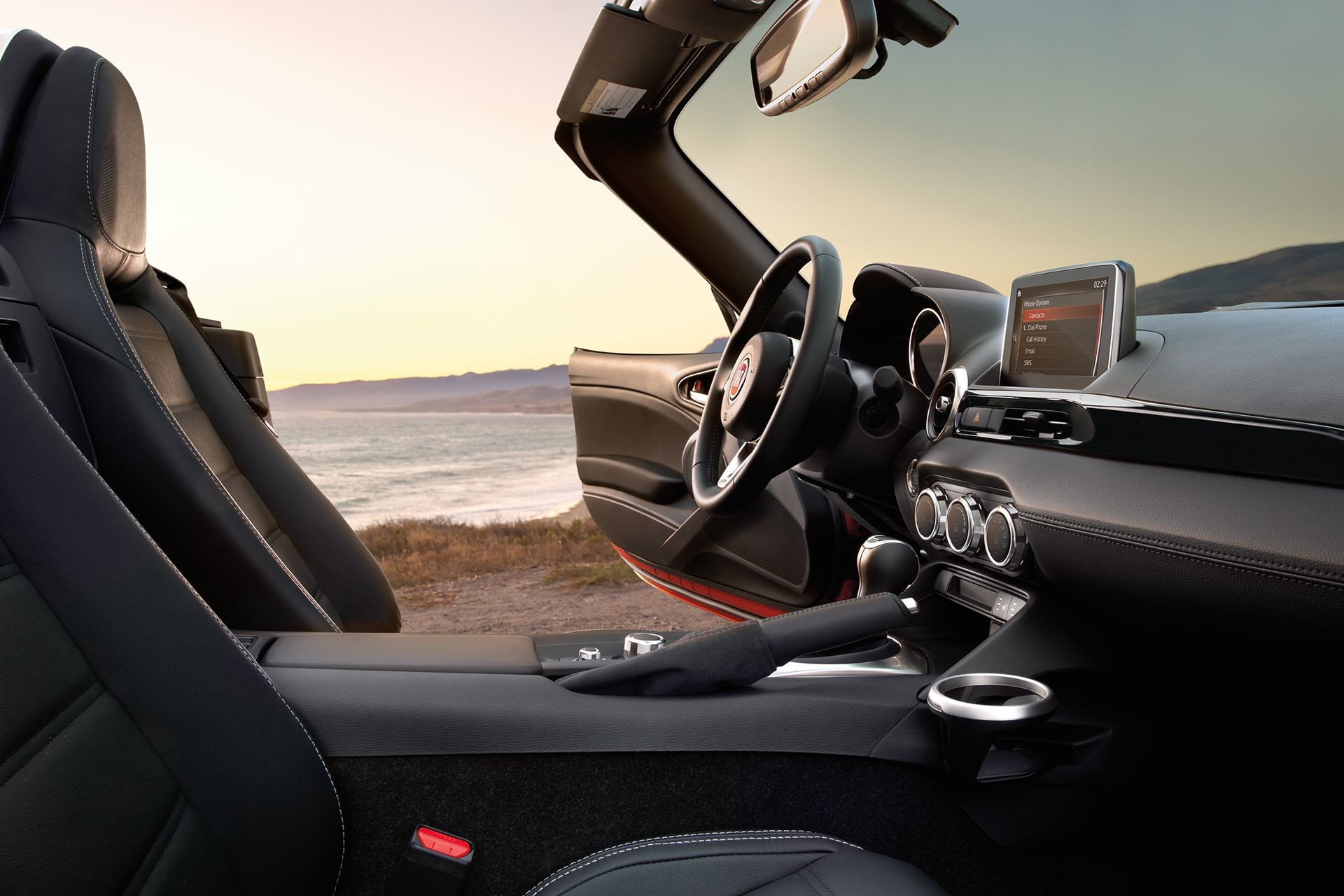 FIAT 124 Spider Roadster 2018 – panneaux de porte somptueux dans un cockpit axé sur le conducteur