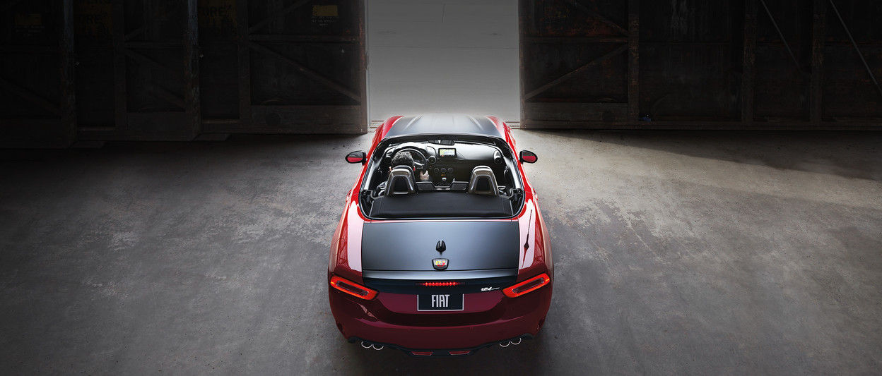 FIAT 124 Spider Roadster 2018 – vue de dessus, toit ouvert