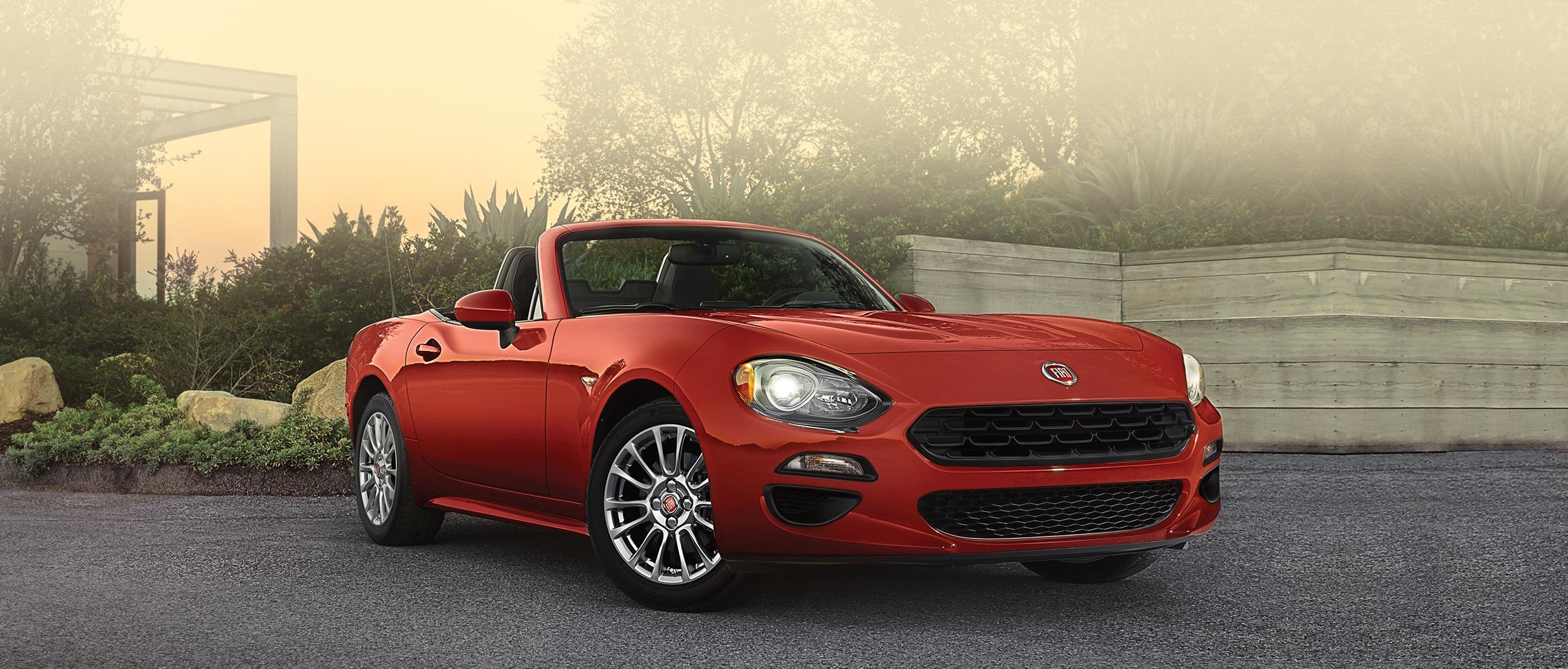 FIAT 124 Spider Roadster 2018 – vue latérale, illustrée en rouge