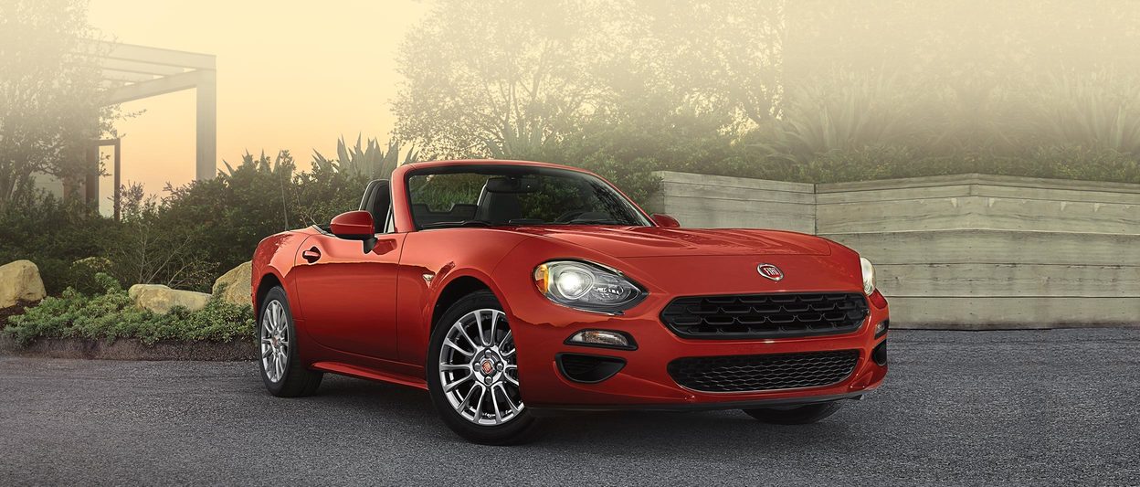 FIAT 124 Spider Roadster 2018 – vue latérale, illustrée en rouge