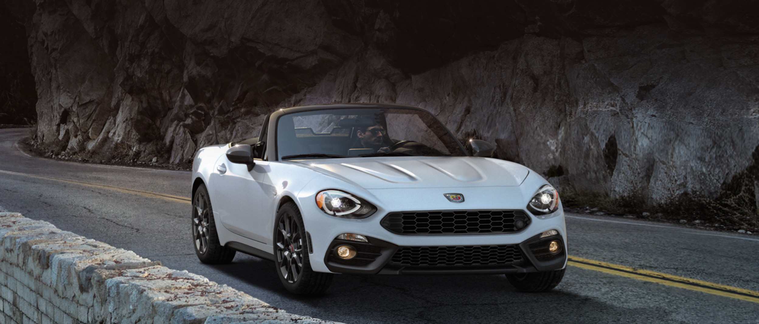 FIAT 124 Spider Roadster 2018 – vue de face, illustrée en blanc