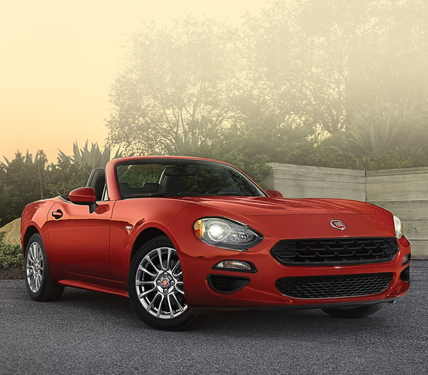 FIAT 124 Spider Roadster 2018 – vue latérale, illustrée en rouge