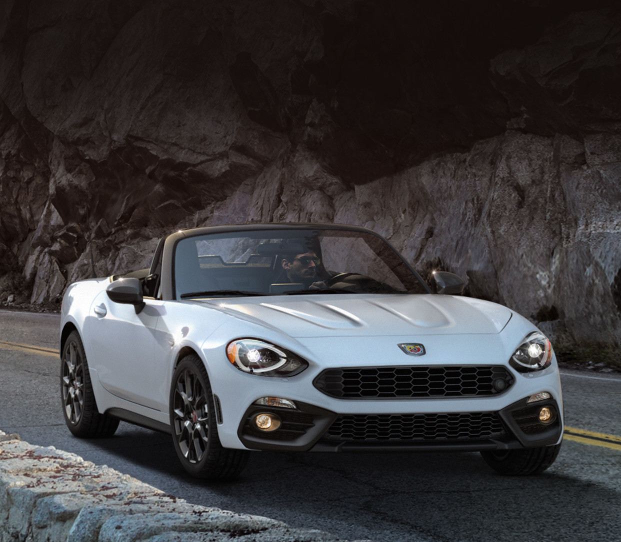 FIAT 124 Spider Roadster 2018 – vue de face, illustrée en blanc