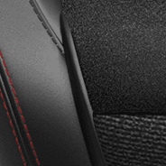 À dessus en cuir avec empiècements en microfibre – noir avec coutures rouges