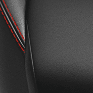 À dessus en cuir – noir avec coutures rouges