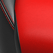 À dessus en cuir – noir et rouge avec coutures rouges