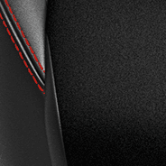 Sièges <span class="unbr">RECARO<sup>MD</sup></span> à dessus en cuir avec empiècements en <span class="unbr">Alcantara<sup>MD</sup></span> – noirs avec passepoils rouges