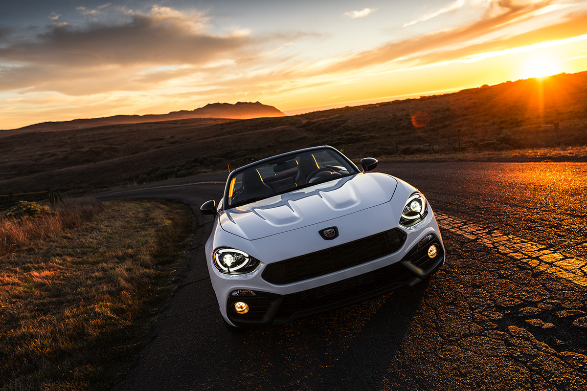 FIAT 124 Spider 2019 roulant sur l’autoroute, illustrée en blanc