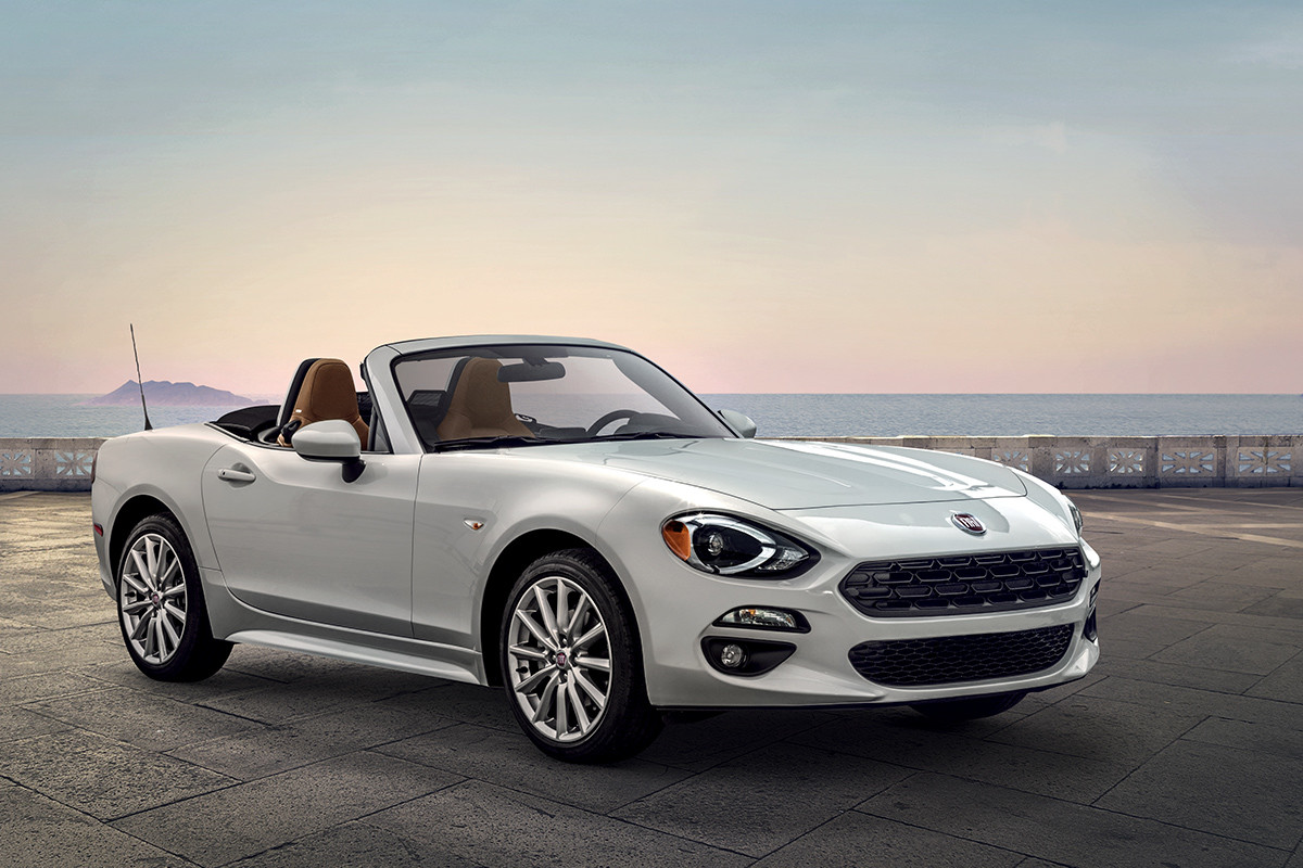 FIAT 124 Spider 2019 stationnée, illustrée en blanc