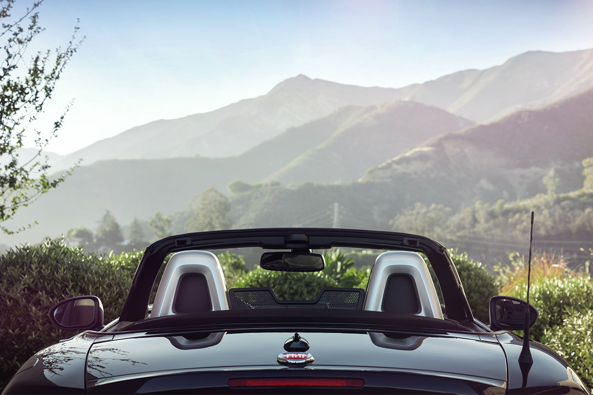 FIAT 124 Spider 2019 avec capote baissée – vue du pare-brise