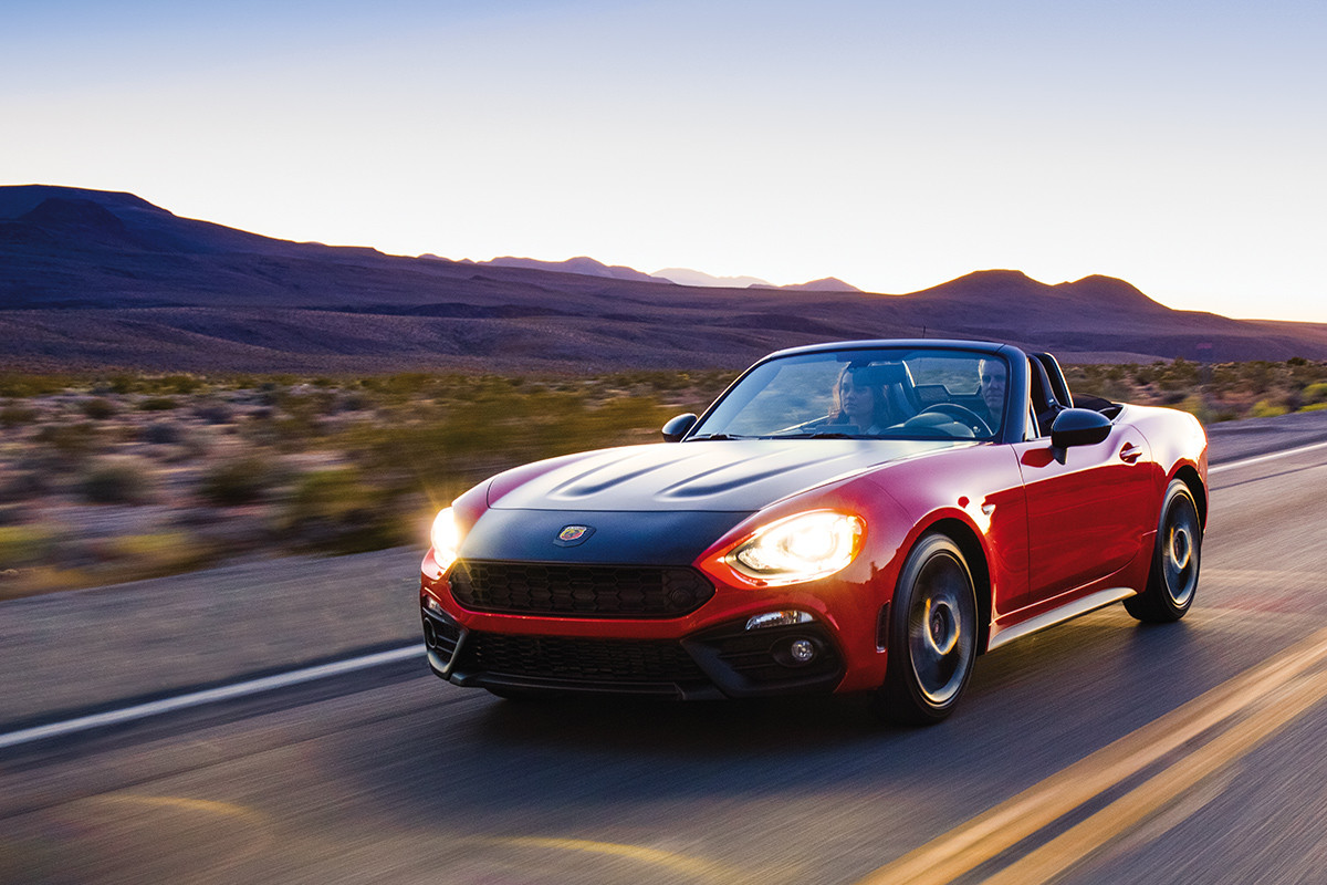 FIAT 124 Spider 2019 roulant sur l'autoroute, illustrée en rouge