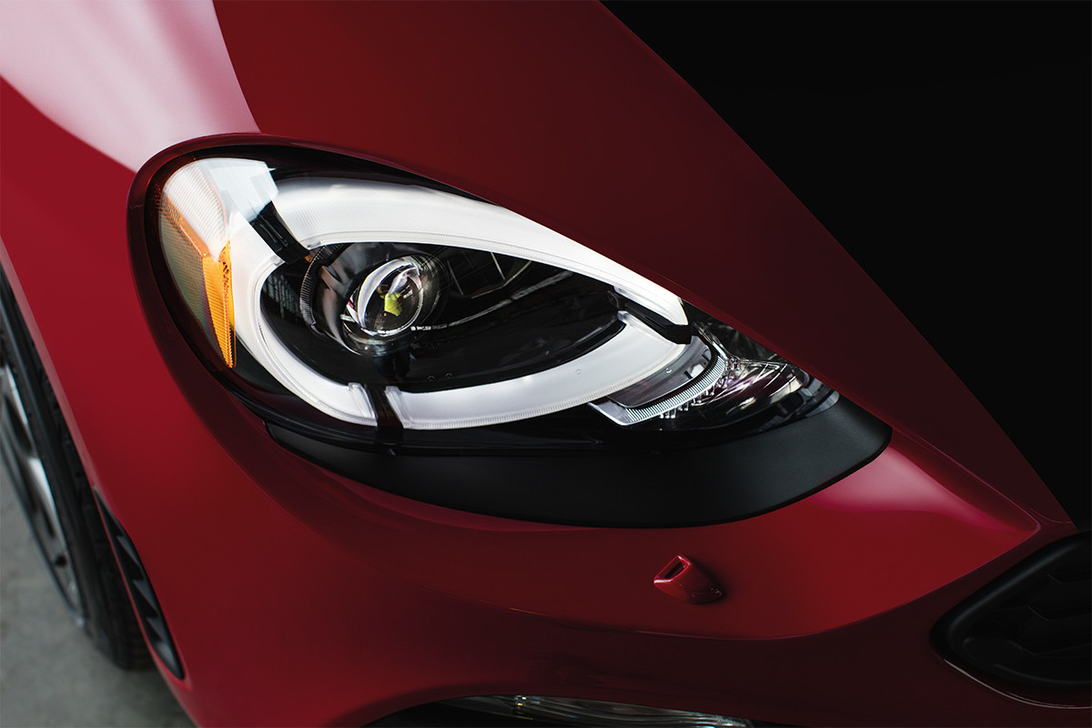 FIAT 124 Spider 2019 – plan rapproché des phares avant