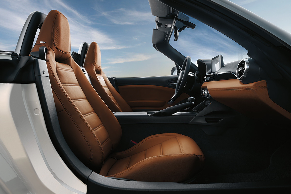 FIAT 124 Spider 2019 – vue latérale de l’habitacle montrant les sièges chauffants à dessus en cuir
