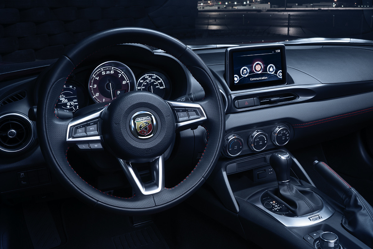 FIAT 124 Spider 2019 – vue de l’habitacle du volant gainé de cuir avec commandes audio et régulateur de vitesse intégrés