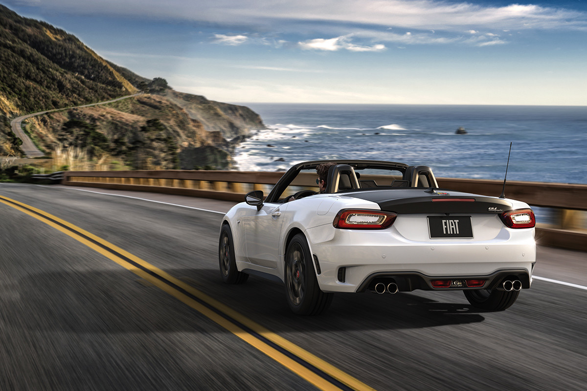 FIAT 124 Spider 2019 roulant sur l’autoroute – vue arrière, illustrée en blanc