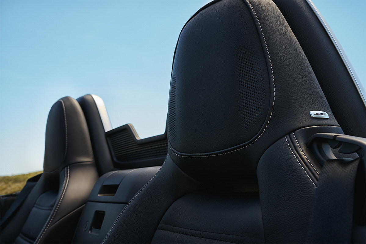 Image de la FIAT 124 Spider 2019 montrant les haut-parleurs Bose dans l’appuie-tête, livrables en option