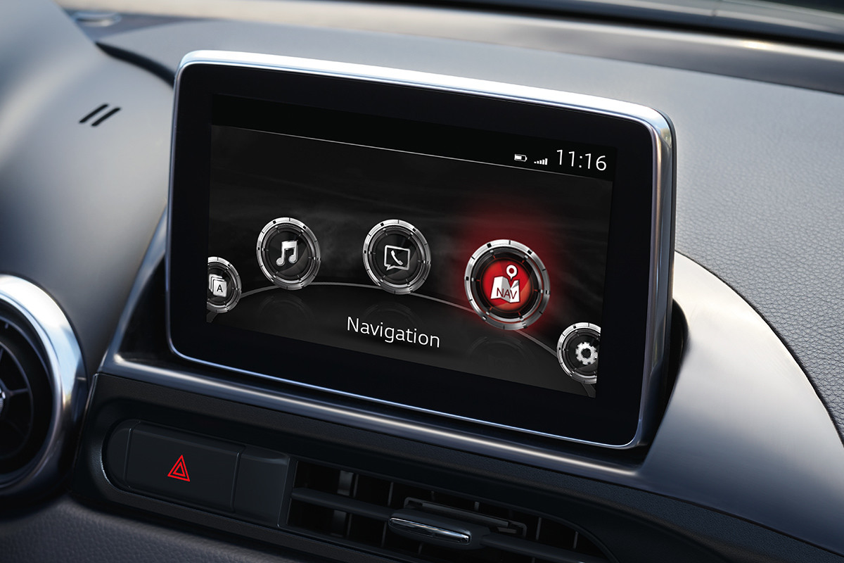 Image de la FIAT 124 Spider 2019 montrant l’écran couleur de 7 po et le système de navigation GPS livrable en option