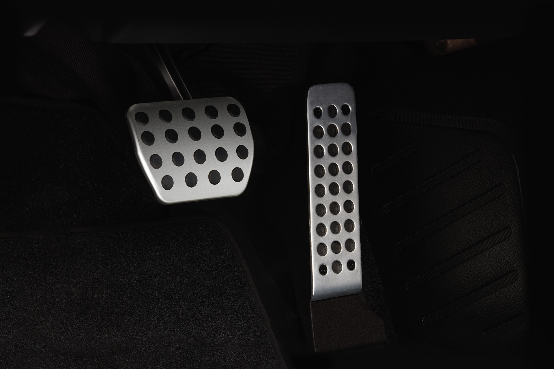2019 Fiat 124 Spider interior shot of pedal system
