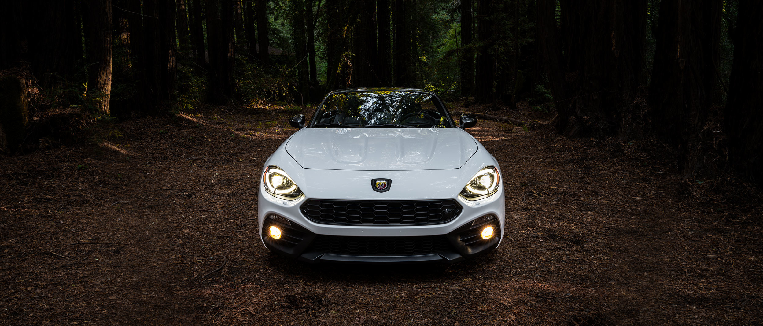 FIAT 124 Spider 2019 roulant sur l’autoroute, illustrée en rouge
