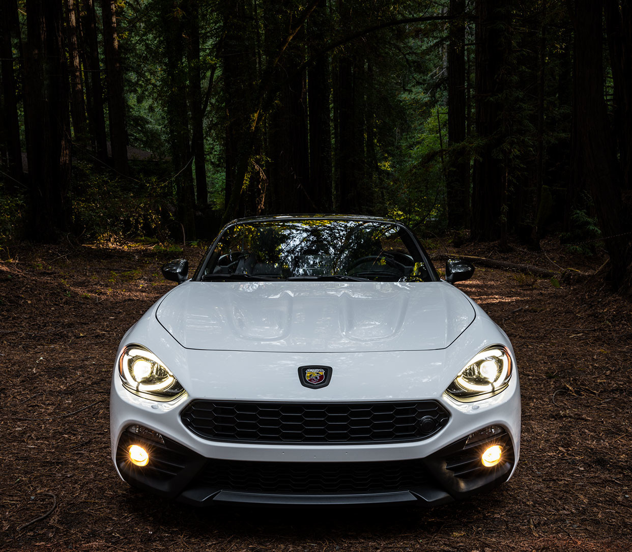 FIAT 124 Spider 2019 roulant sur l’autoroute, illustrée en rouge
