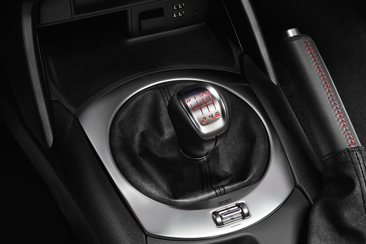 Levier de vitesse de la transmission manuelle à 6 vitesses et sélecteur de mode sport Abarth de la FIAT 124 Spider 2020