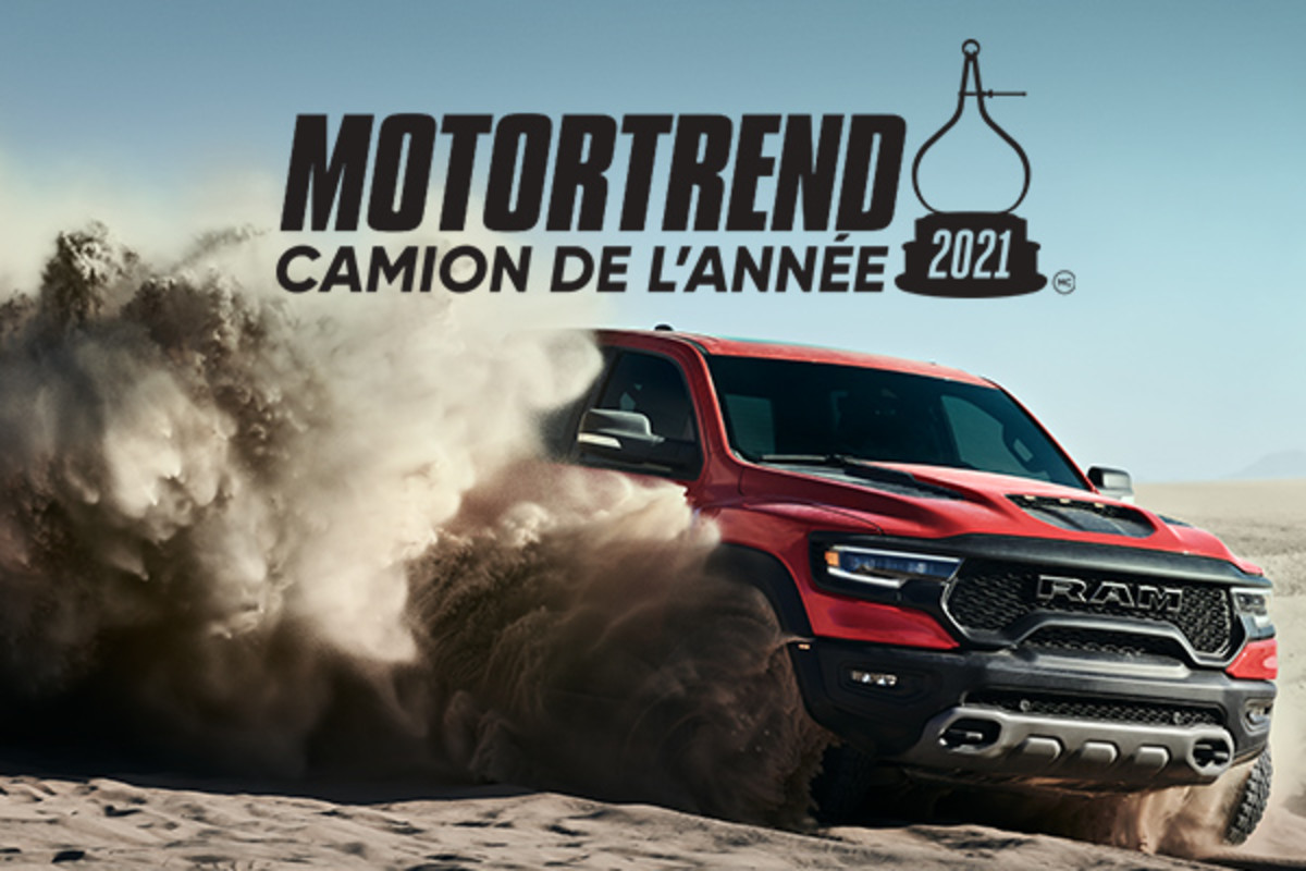 Un Ram 1500 TRX 2021 accélérant sur une dune de sable. Motortrend Camion de l'année 2021®