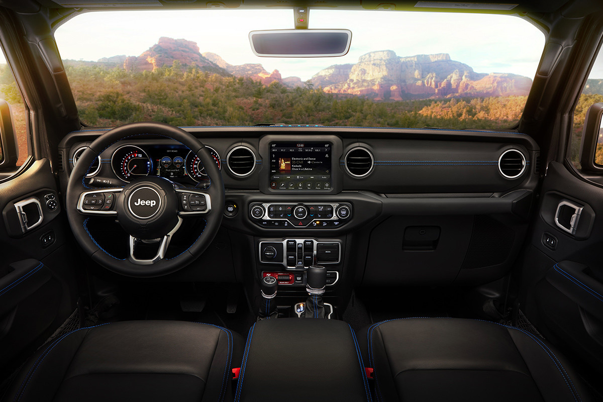 L’habitacle du nouveau Jeep Wrangler 4xe 2021 présentant le système Uconnect.