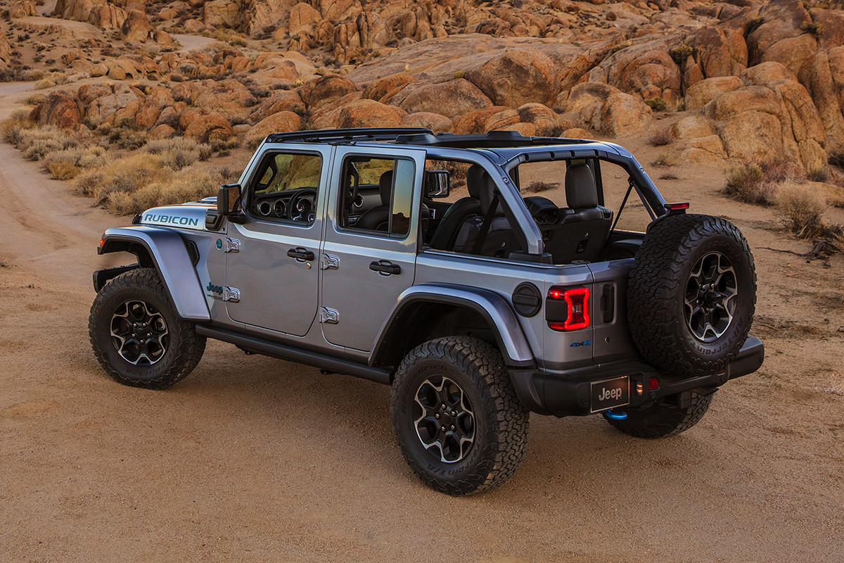 Le nouveau Jeep Wrangler 4xe 2021, capote abaissée.