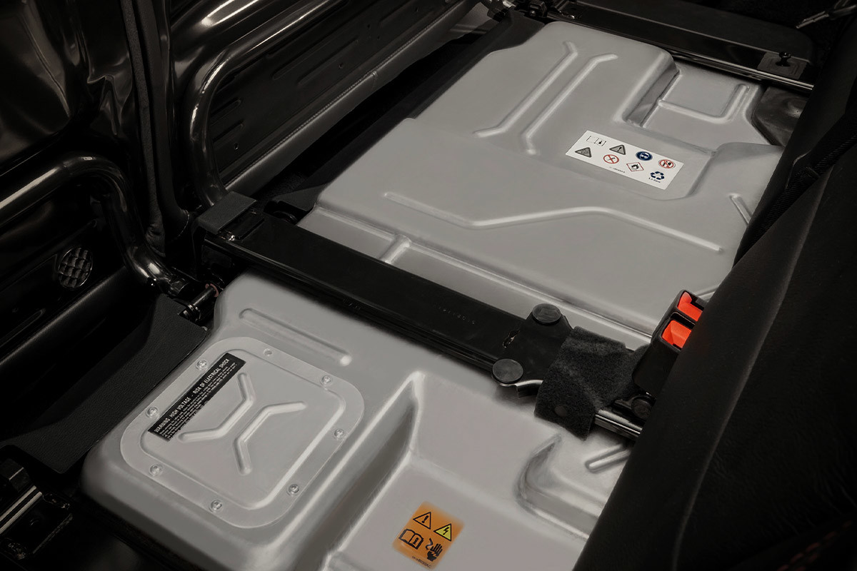 Gros plan sur les batteries de voiture d’un Jeep Wrangler 4xe.