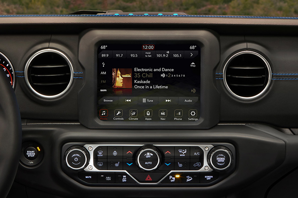 Gros plan sur l'écran tactile stéréo et le système multimédia du Jeep Wrangler 4xe 2021.